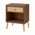 Comodino in legno con gambe dorate e cassetto in rattan